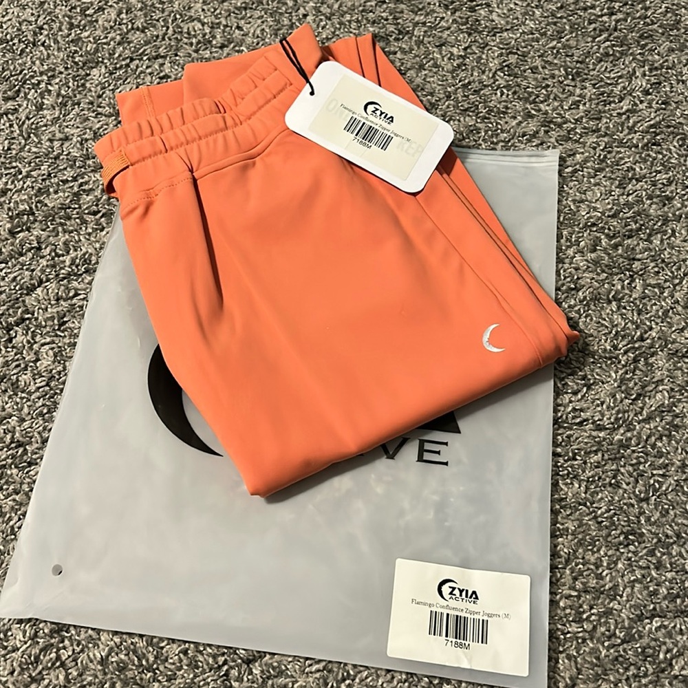 NWT and Bag Zyia Flamingo Confluence Zipper Joggers